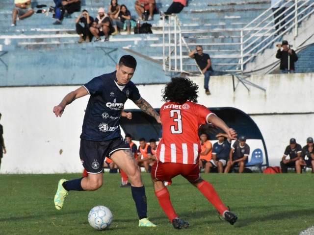 Racing gole en La Madrid y deber esperar