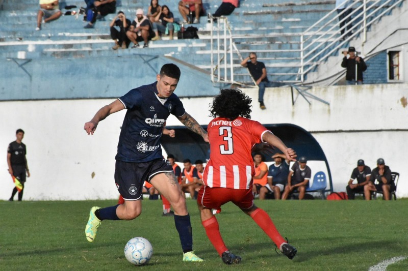 Racing gole en La Madrid y deber esperar