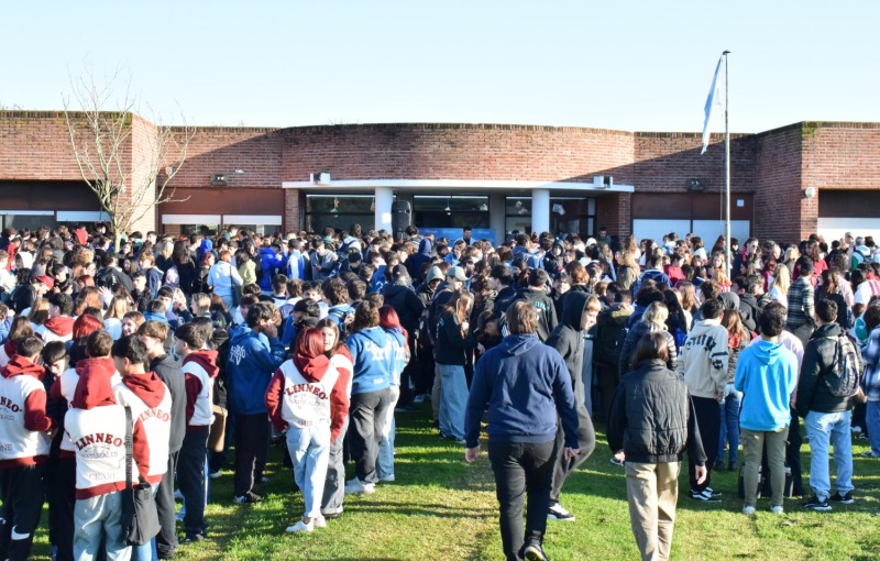 Una multitud de estudiantes visit Expo UNICEN