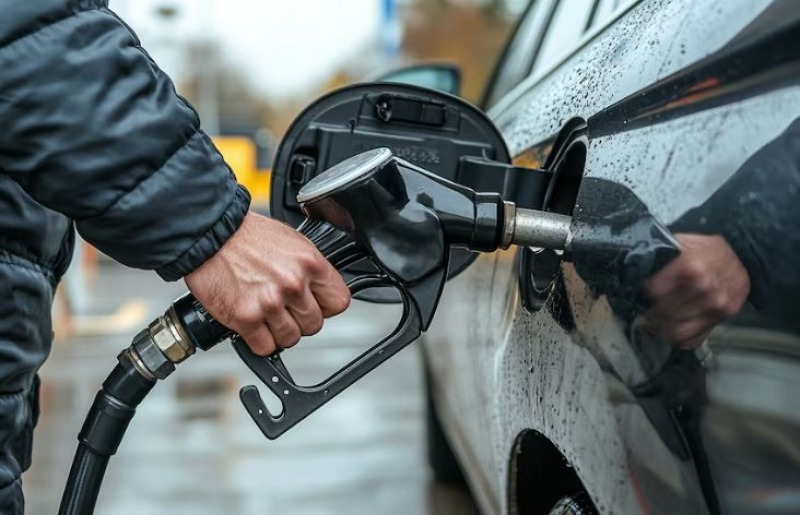 Las petroleras siguieron a YPF y bajaron el precio de combustibles