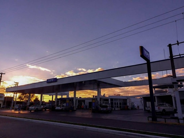 YPF modificar los precios durante el da; la opinin local