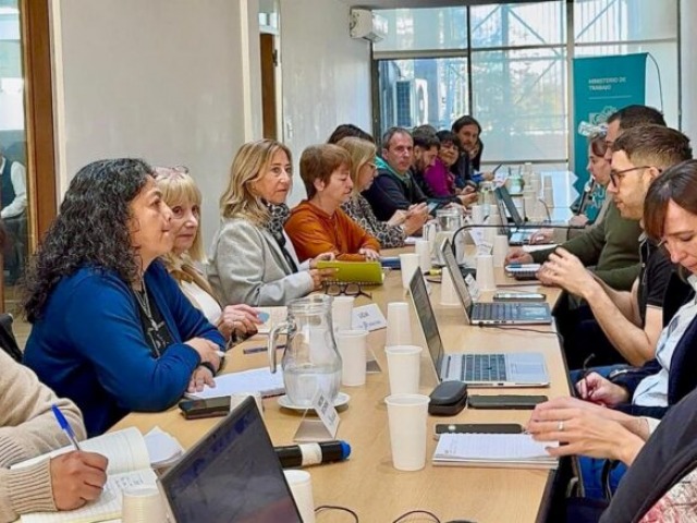 Provincia: docentes y estatales retoman la paritaria