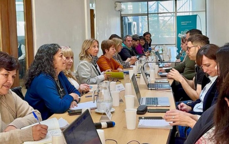 Provincia: docentes y estatales retoman la paritaria