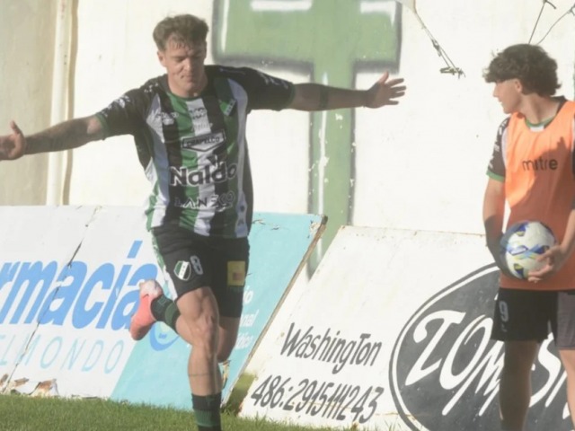 Pablo Mujica, gol y medio y figura en la victoria de Villa Mitre