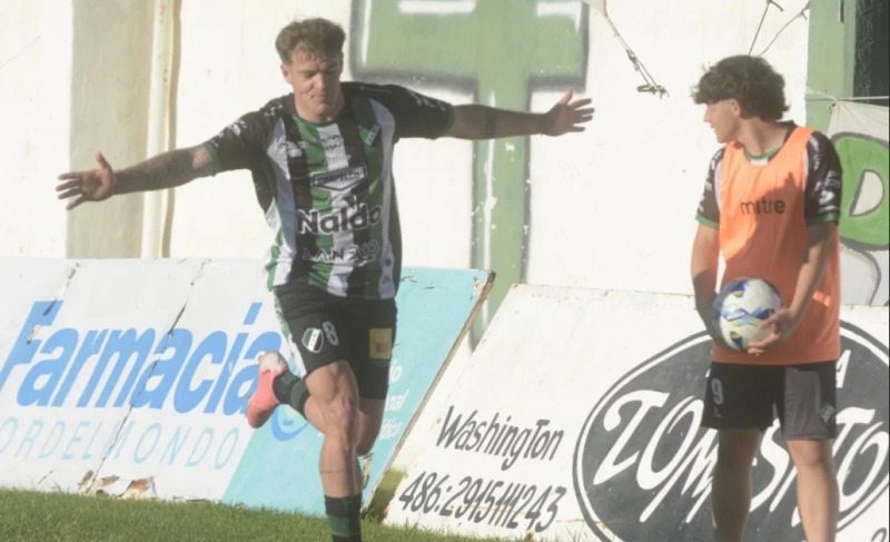 Pablo Mujica, gol y medio y figura en la victoria de Villa Mitre
