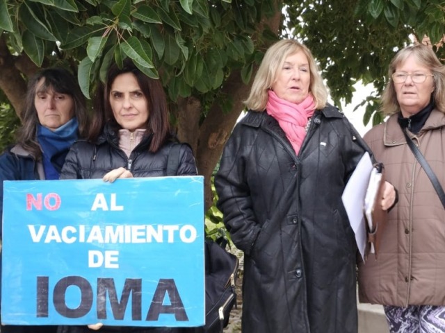 Protesta de autoconvocados de IOMA en La Casa de la Provincia