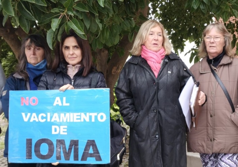 Protesta de autoconvocados de IOMA en La Casa de la Provincia