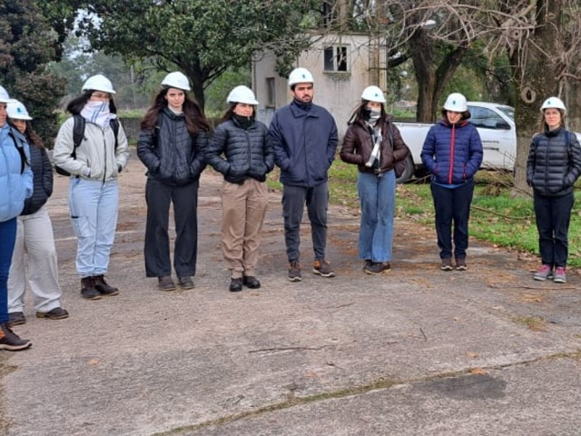 Estudiantes de Ingeniera Qumica en una planta de Coopelectric