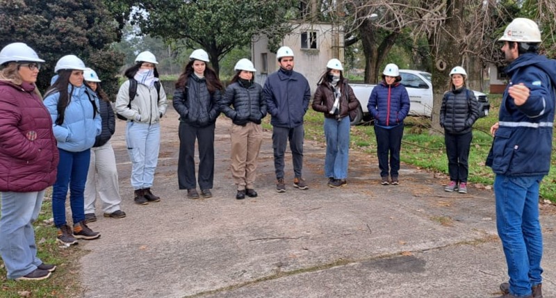 Estudiantes de Ingeniera Qumica en una planta de Coopelectric