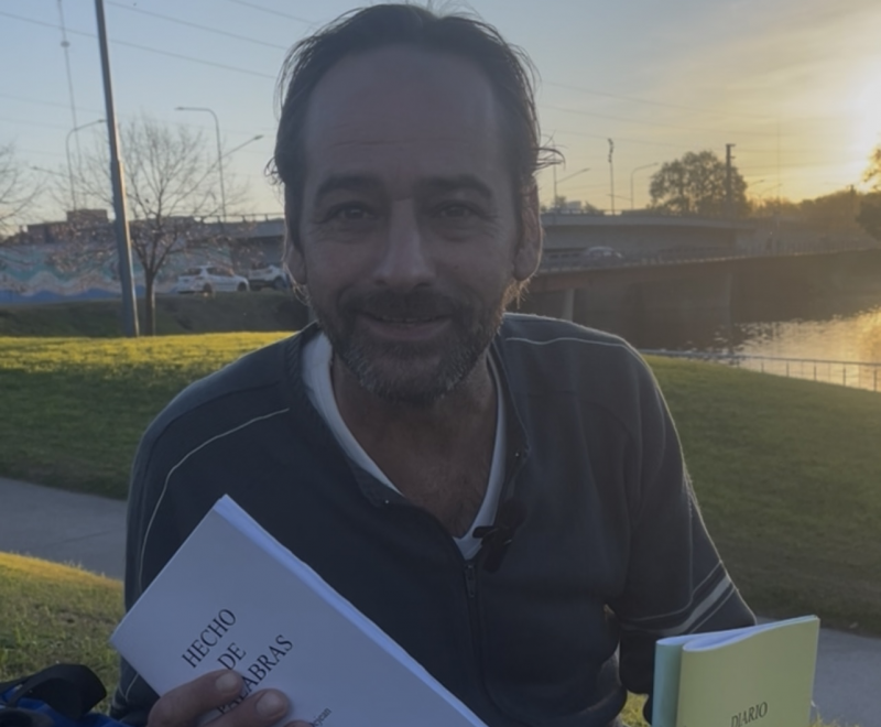 El escritor errante de la ciudad de Olavarra