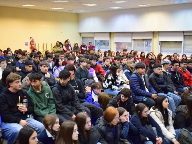 Estudiantes se preparan para vivir Sociales en Accin