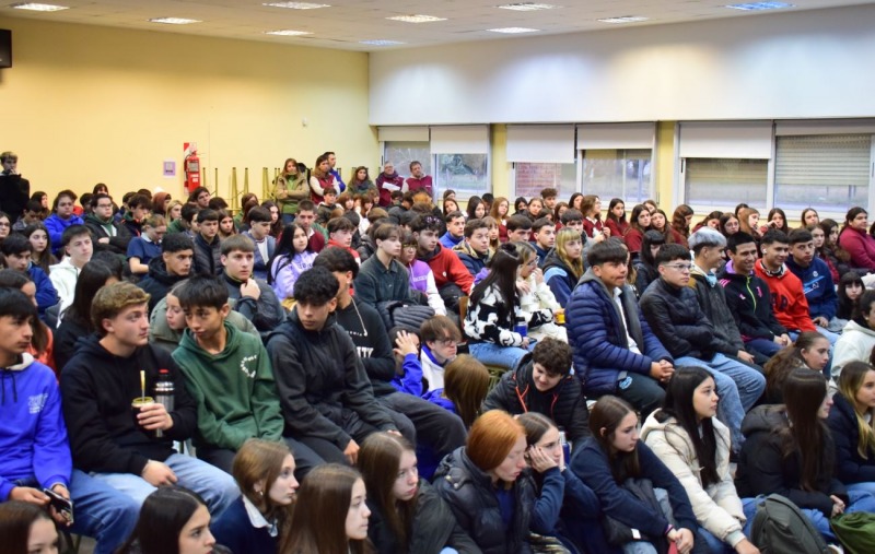 Estudiantes se preparan para vivir Sociales en Accin