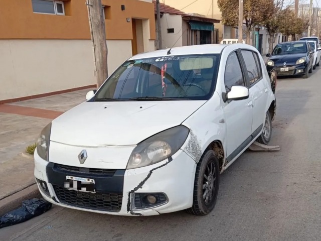 Un conductor se descompens y choc con un auto estacionado