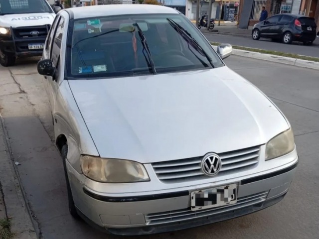 Un conductor se descompens y choc con un auto estacionado