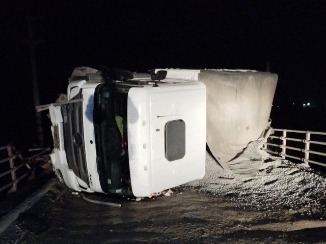 Espectacular vuelco de un camin sobre el puente en San Miguel