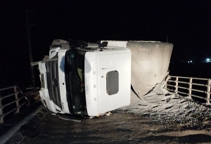 Espectacular vuelco de un camin sobre el puente en San Miguel
