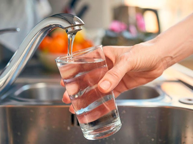 Una jueza suspendi el decreto que habilita el corte del agua