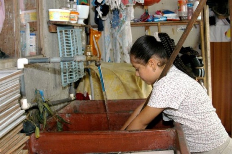 Las adolescentes dedican el doble de tiempo que los varones a las tareas domsticas