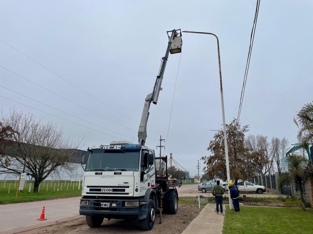 Colocacin de nueva luminaria LED en el Parque Industrial I