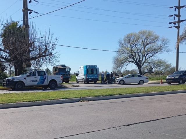 Se produjo una colisin auto - moto en la avenida Del Valle
