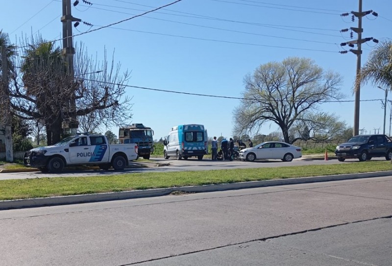 Se produjo una colisin auto - moto en la avenida Del Valle