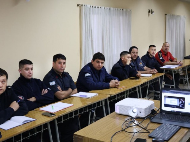 Bomberos se capacitaron en manejo de materiales peligrosos