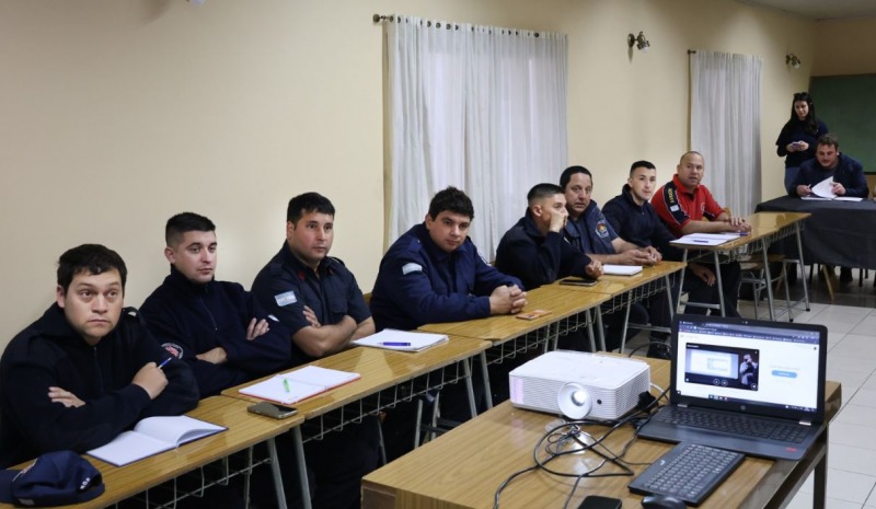 Bomberos se capacitaron en manejo de materiales peligrosos