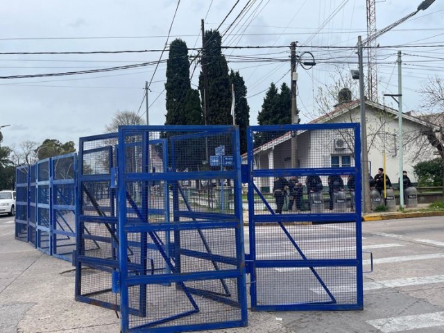 Por prevencin, volvieron a vallar la comisara Primera