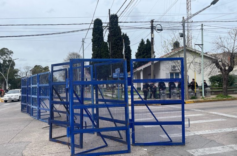Por prevencin, volvieron a vallar la comisara Primera