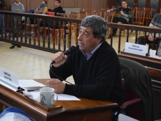 El hombre herido en un violento asalto es el concejal Javier Fras