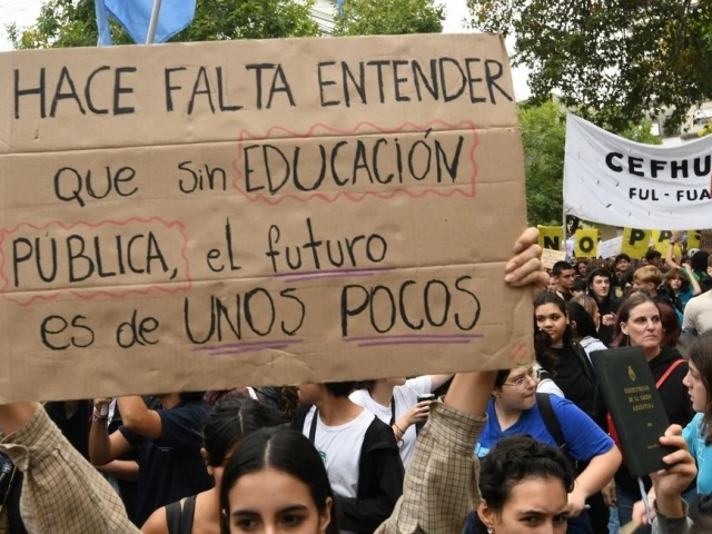 La protesta docente se traslada al cruce de Necochea y Brown
