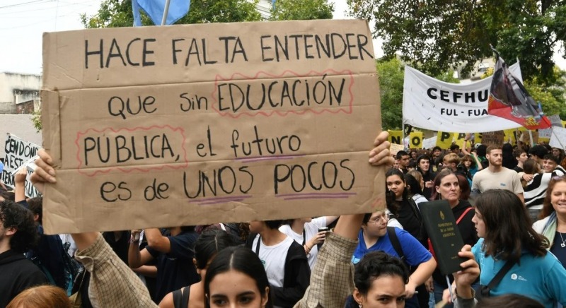 La protesta docente se traslada al cruce de Necochea y Brown