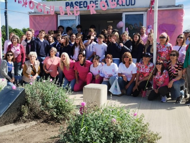 Concientizacin sobre el cncer de mama en el Paseo de la Salud