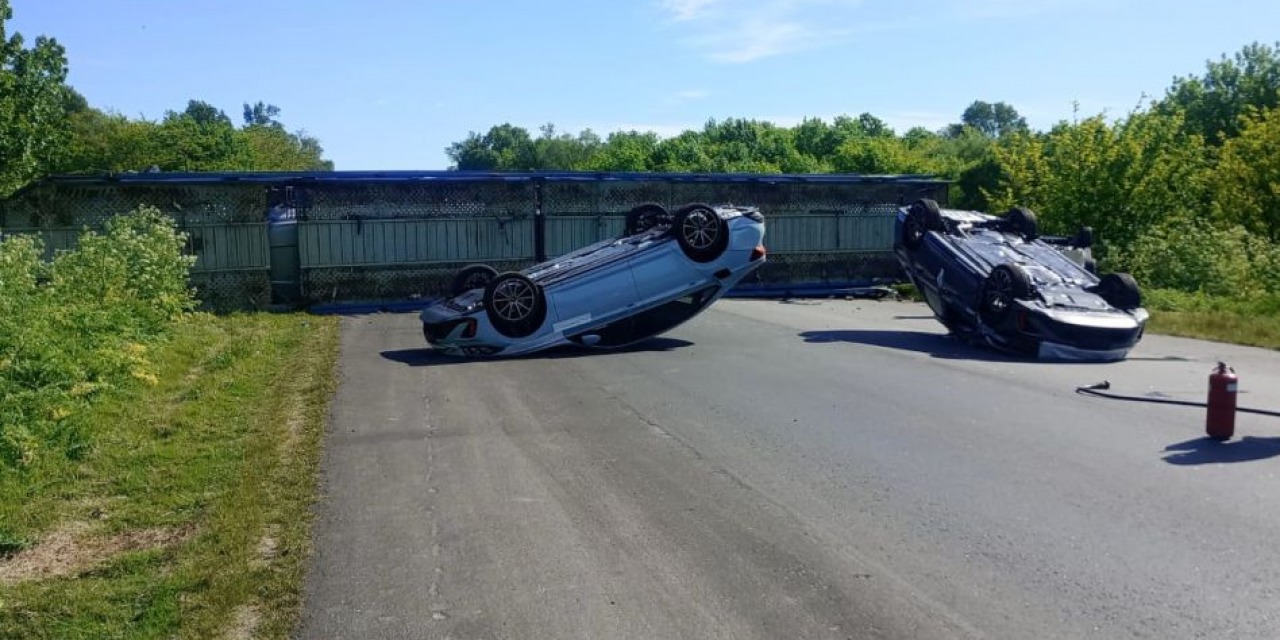 Volc un camin cargado de autos: Ruta 51 completamente cortada