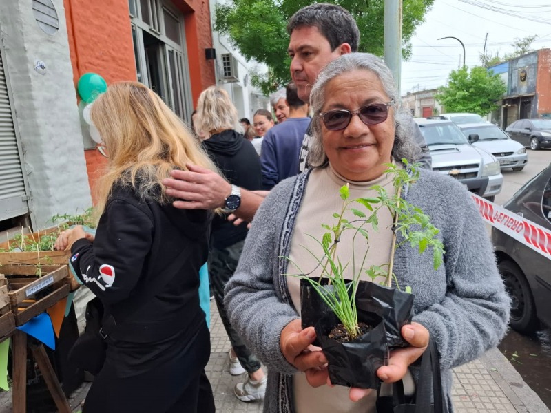 Gran convocatoria en la entrega de plantines