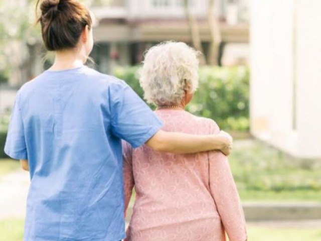 Lanzan capacitacin para cuidadores de personas mayores