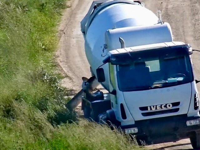 Un camionero volc cemento fresco en un espacio pblico