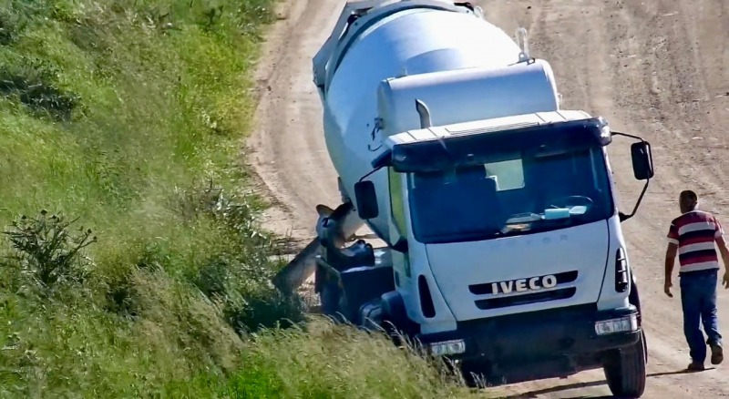 Un camionero volc cemento fresco en un espacio pblico