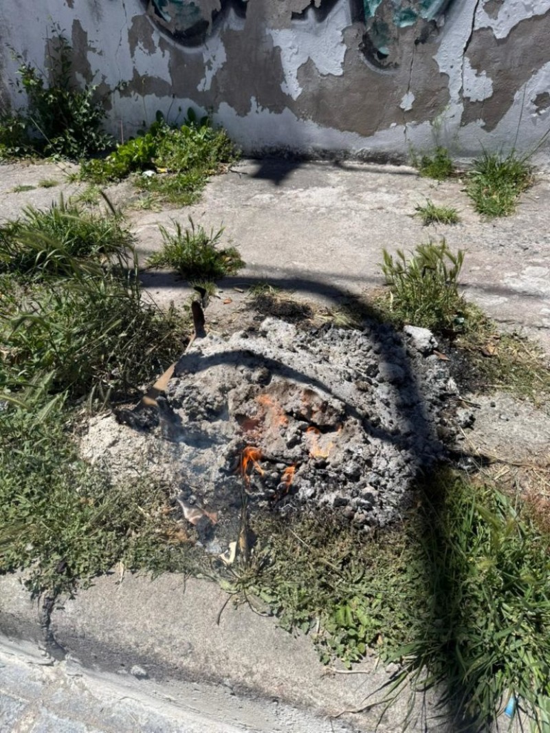 Infraccin a una parrilla por arrojar brasas a la vereda