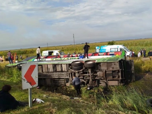 Volc un micro en la Ruta 2 a la altura de Gral. Pirn: dos muertos