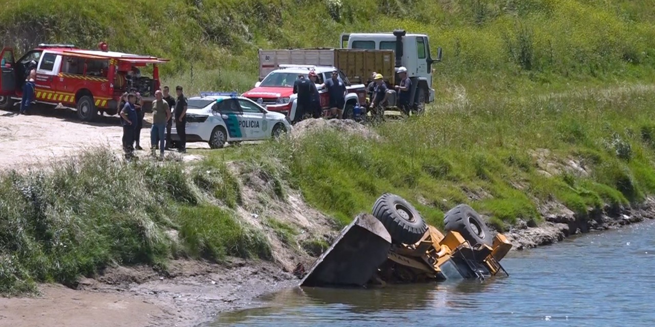 Cay� una pala en el arroyo Tapalqu� y buscan al chofer