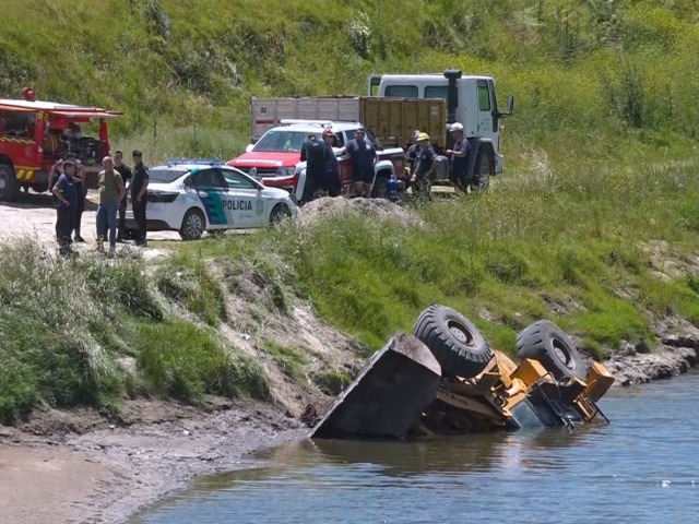 Cay� una pala en el arroyo Tapalqu� y buscan al chofer
