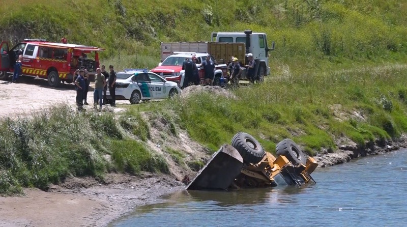 Cay� una pala en el arroyo Tapalqu� y buscan al chofer