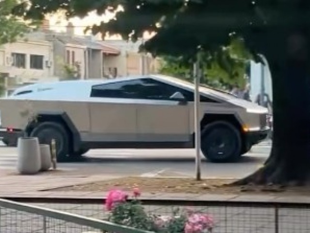 El futuro lleg� a Las Flores: un Tesla recorre la ciudad