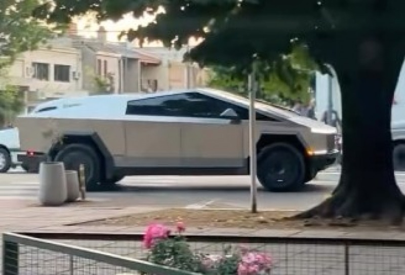 El futuro lleg� a Las Flores: un Tesla recorre la ciudad
