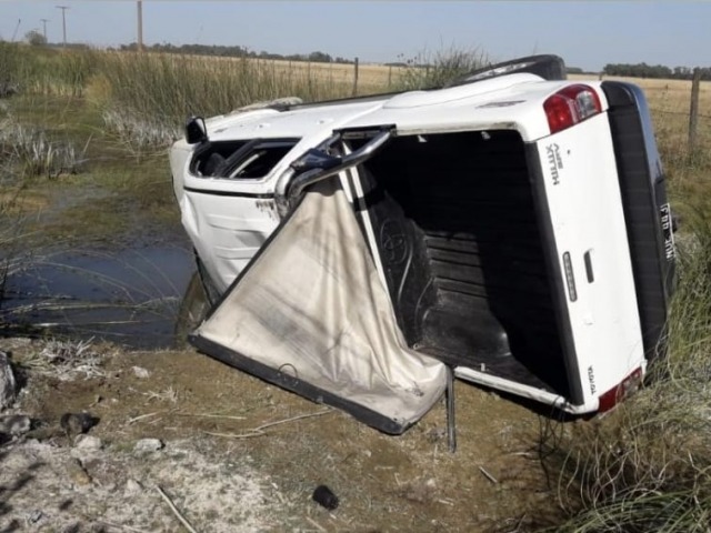 Volc� una camioneta en cercan�as al puente Querand�es