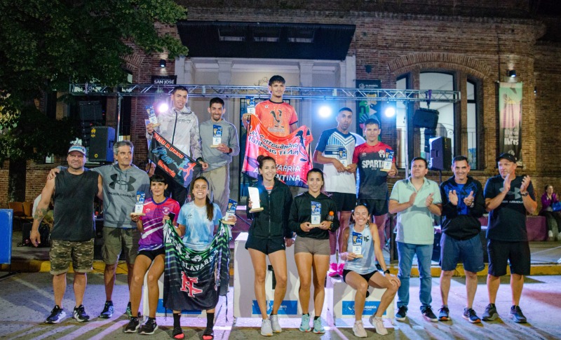 Alfredo Ardiles y Luc�a Pe�alva ganaron en la Correcaminata