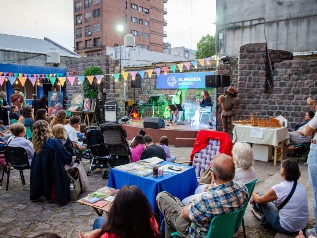 El Mercado de Artistas y la Noche Fl�or marcaron el viernes