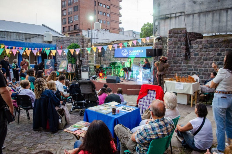 El Mercado de Artistas y la Noche Fl�or marcaron el viernes