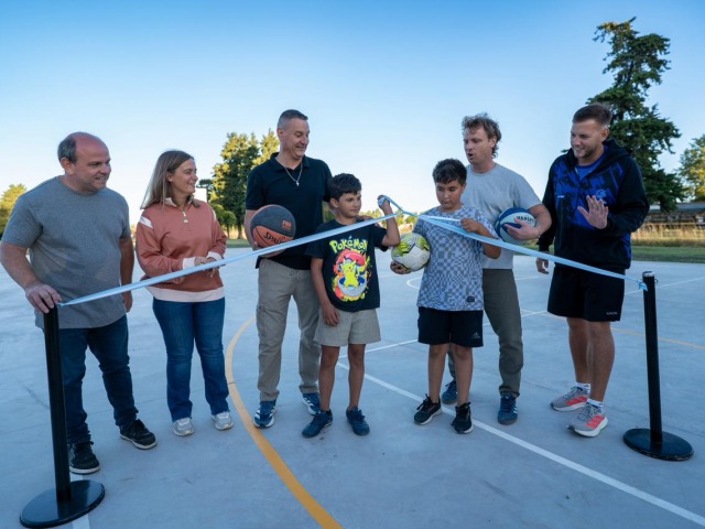 Qued� inaugurado el play�n polideportivo de Hinojo